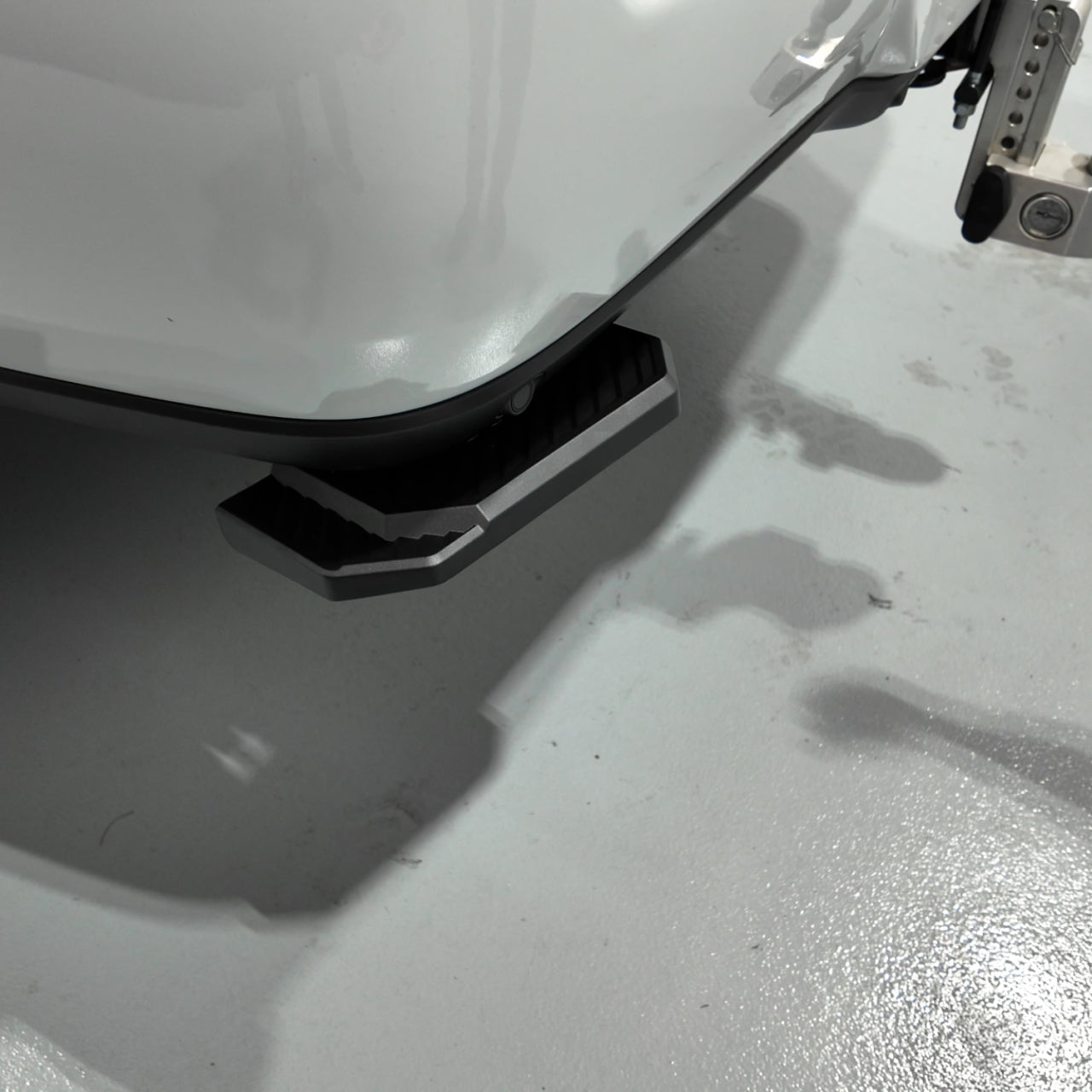 Dodge Ram 2500/3500 (2019-2025) Retractable Bed Step