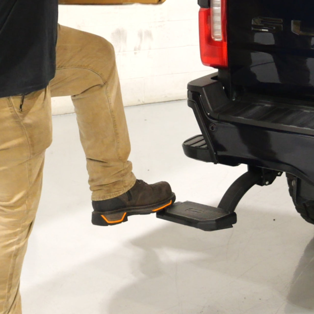 Ford Super Duty F-250/F-350 (2023-2025) Retractable Bed Step
