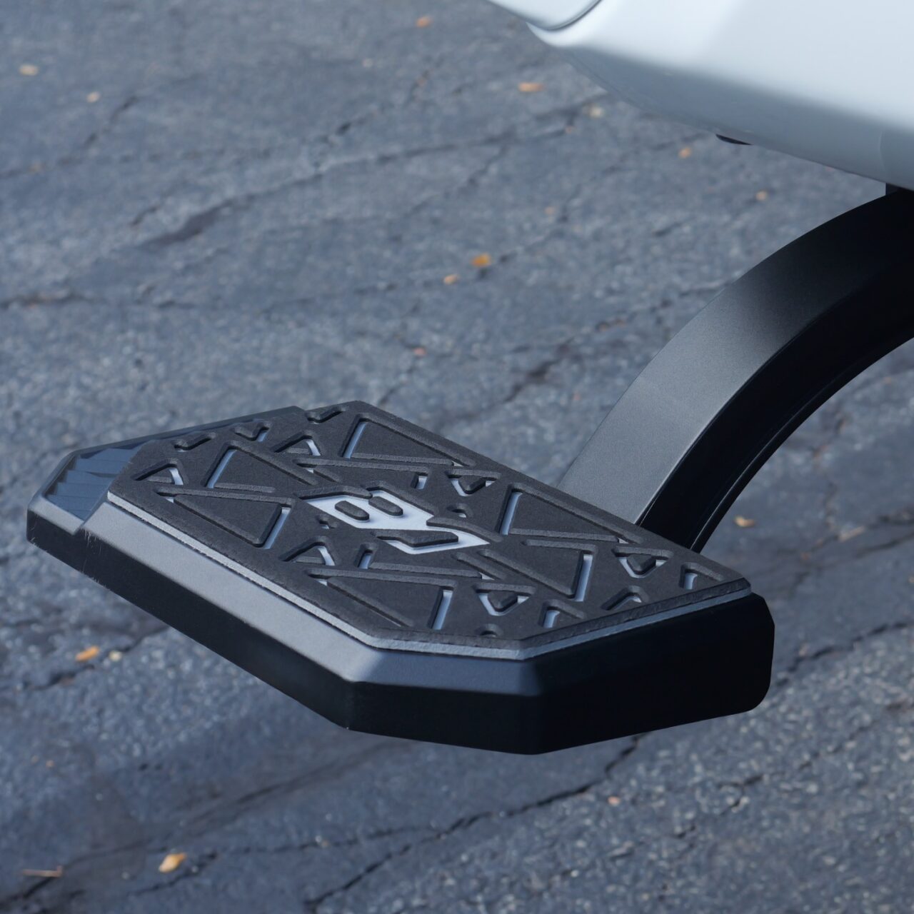 Chevy Silverado/GMC Sierra 2500/3500 (2020-2026) Retractable Bed Step