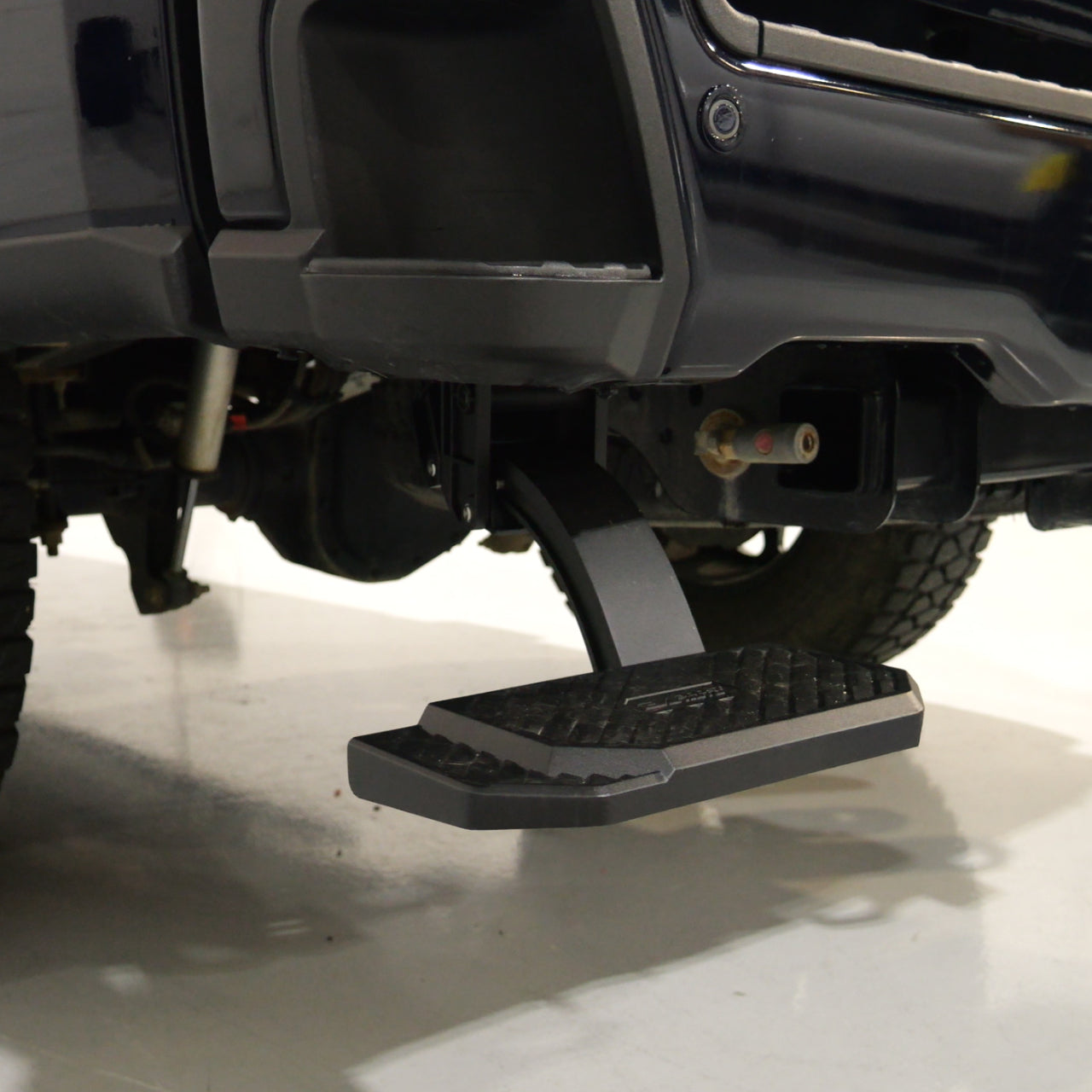Ford Super Duty F-250/F-350 (2023-2025) Retractable Bed Step