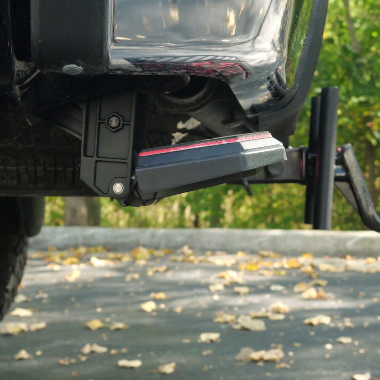 Chevy Silverado/GMC Sierra 1500/2500/3500 (2007-2014)  Retractable Bed Step