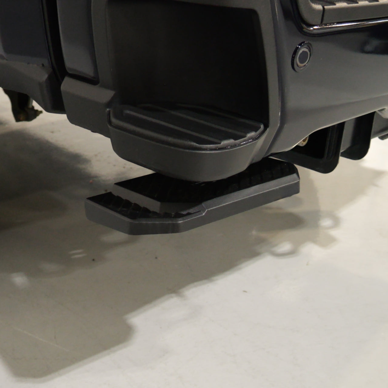Ford Super Duty F-250/F-350 (2023-2025) Retractable Bed Step